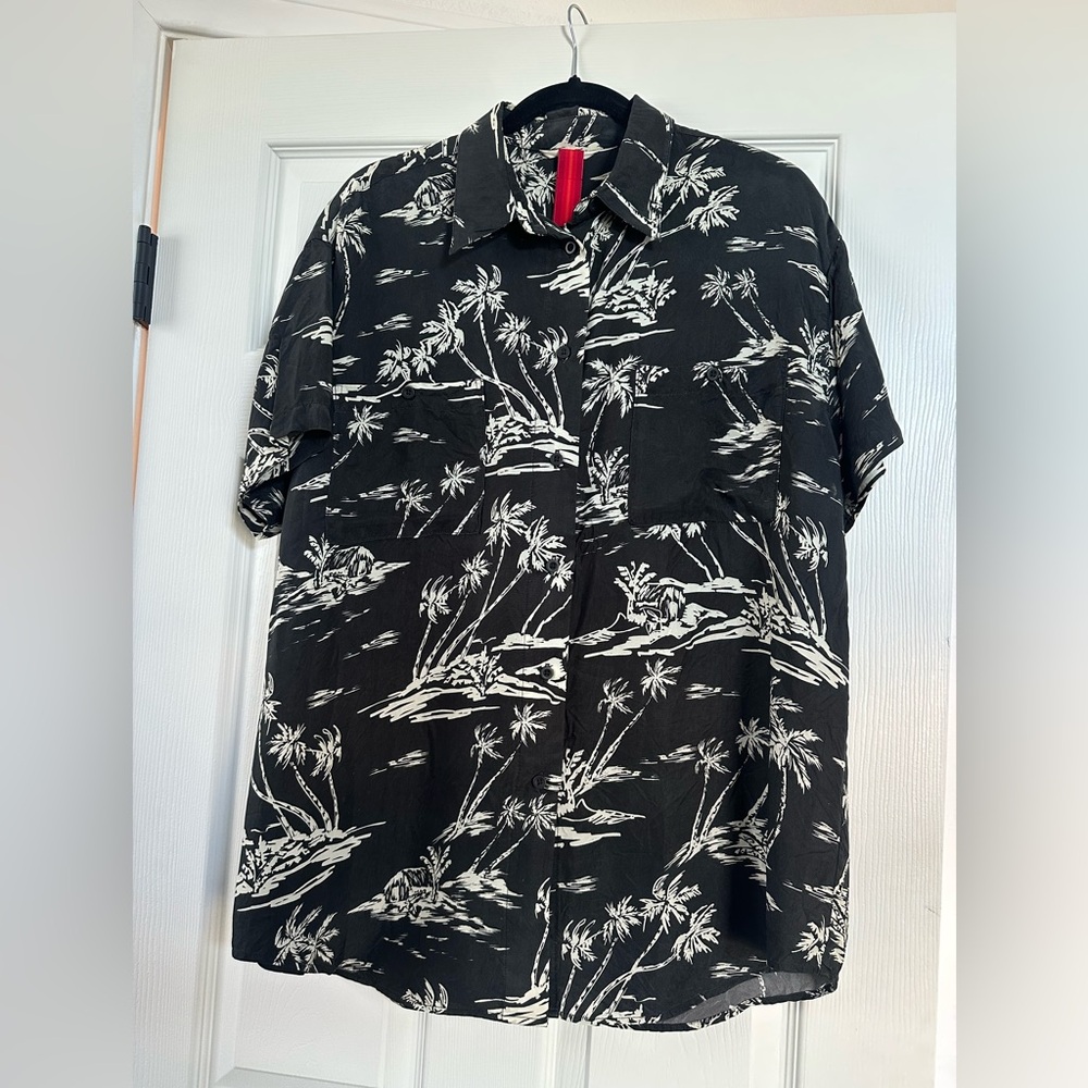 Left On Friday Sports Silk Button Down
Style: Day Trip, Size: S/M